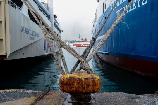 Θυελλώδεις άνεμοι «δένουν» τα πλοία στα λιμάνια